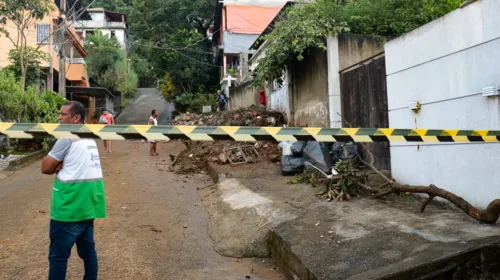 Área foi isolada para o trabalho dos bombeiros no local