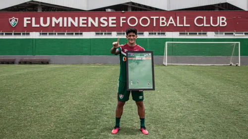 Cano posa com quadro que recebeu em homenagem pelo gol marcado do meio de campo no clássico contra o Vasco