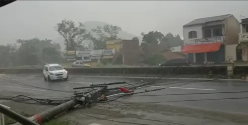 Um poste desabou na RJ-106, na altura de Inoã