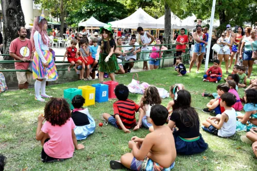 A variedade também inclui peças de teatro, brincadeiras, pintura artística e diversos ritmos musicais