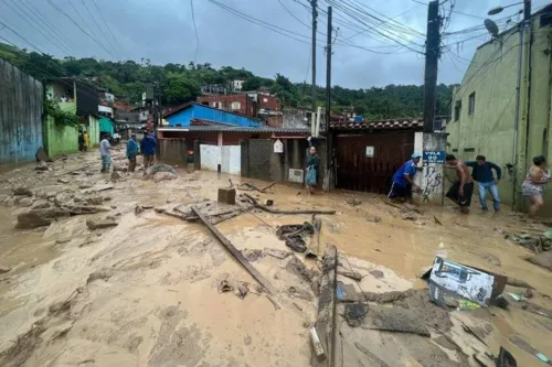 Imagem ilustrativa da imagem Casa desaba no litoral norte de SP com três crianças dentro