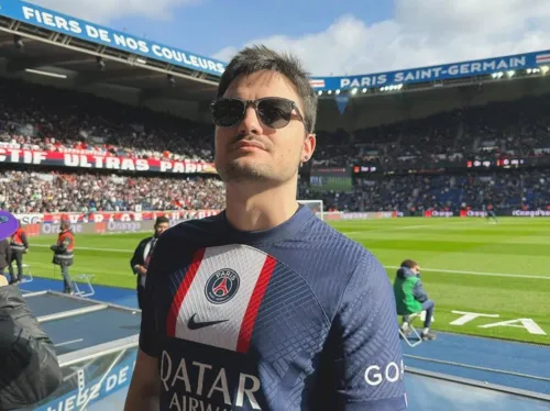 Felipe Neto no estádio do PSG, Parque dos Príncipes, em Paris