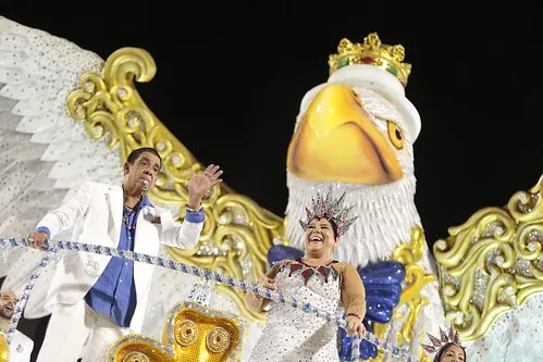 O homenageado Zeca Pagodinho desfila ao lado da família e amigos na Grande Rio