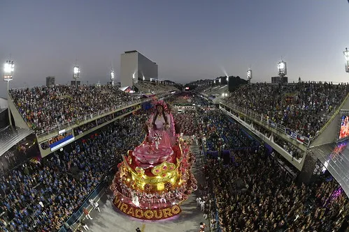 Viradouro apresentou a história de Rosa Maria Egipcíaca na passarela