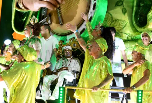 Arlindo desfilou no último carro