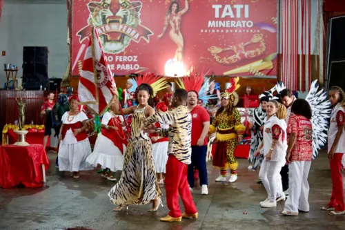 Torcedores da Porto da Pedra comemoram a classificação da escola para a elite do carnaval