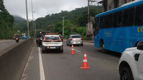 Operadores de trânsito orientam motoristas no local