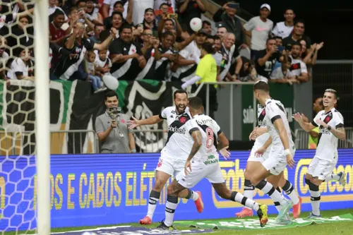 Nenê comemora com os companheiros após golaço em Brasília