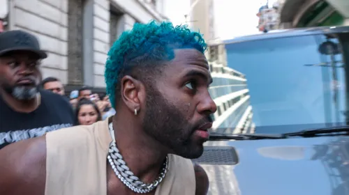 Jason Derulo inovou no visual para o Carnaval no Rio