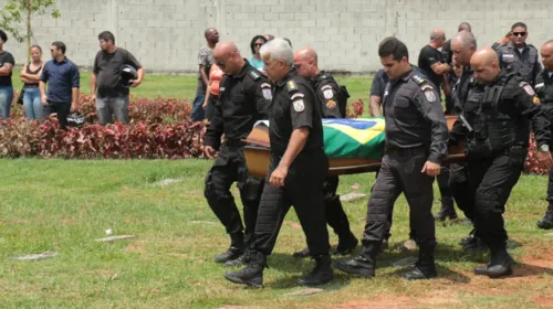 Colegas de farda do policial estiveram no local para prestar as últimas homenagens ao militar