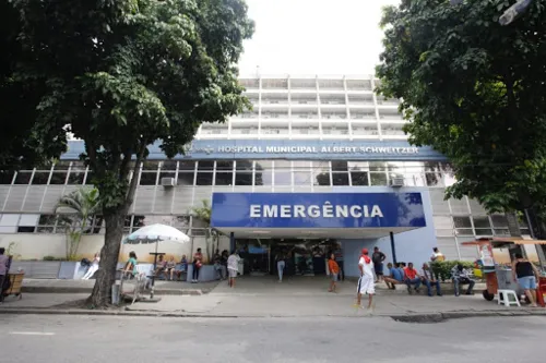 A vítima foi levada para o Hospital Municipal Albert Schweitzer, em Realengo