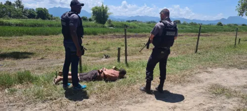 Um dos homens foi preso em uma área de mata