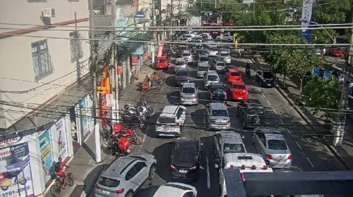 Na Rua Santa Rosa, no bairro de mesmo nome, o trânsito está com retenção em diversos pontos