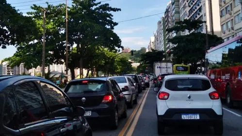 Na praia de Icaraí, sentido Ingá, os motoristas também lidam com um forte engarrafamento