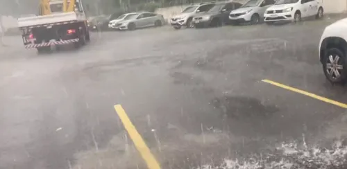 A chuva de granizo é registrada em diversos bairros do Rio