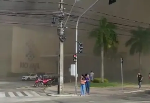 Incêndio começou no cinema e fumaça se espalhou por todo Shopping