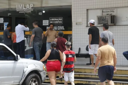 Familiares e amigos estiveram no IML nesta manhã no Centro do Rio