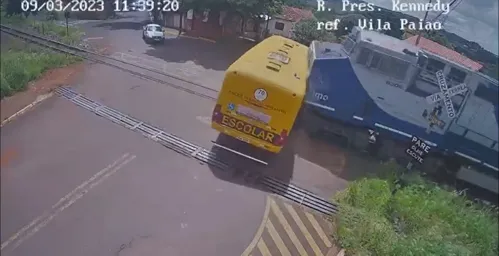 Acidente entre trem e ônibus no Paraná