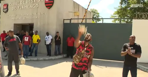 Torcedores do Flamengo protestam na porta do CT Ninho do Urubu