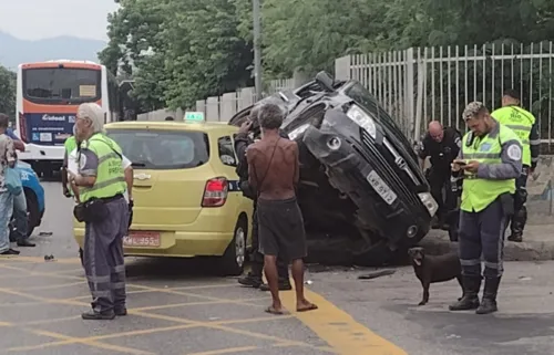 Carros colidiram após motorista perder o controle