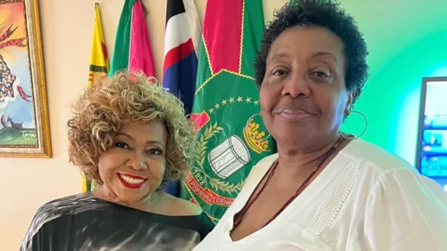 A cantora Alcione com a presidente da Mangueira, Guanayra Firmino