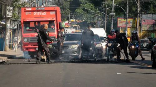 Moradores chegaram a atear fogo em objetos em vias da região