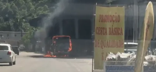 Ônibus e um carro foram incendiados em Caxias