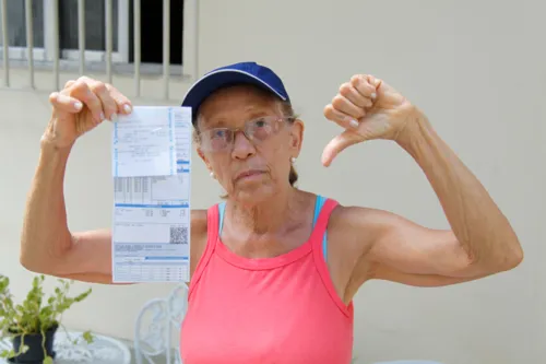 Mesmo com contas pagas, Elizabeth Gomes precisa lidar com falta d'água dentro de casa