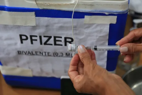 A primeira fase da vacinação esta sendo realizada Pfizer bivalente