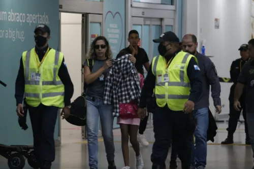 A menina desembarcou escoltada no Aeroporto Tom Jobim