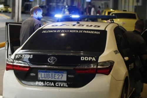 Agentes escoltaram a menina durante a chegada dela nesta quinta no Rio