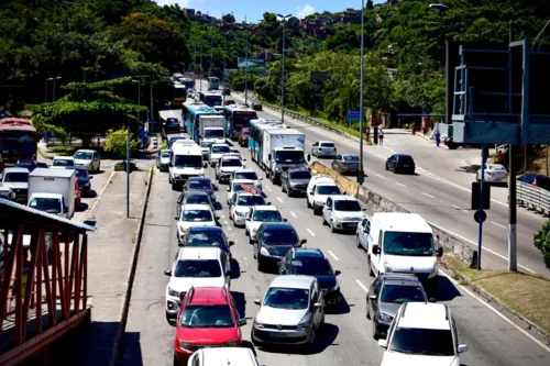 Trânsito foi desviado para a rua Teixeira de Freitas