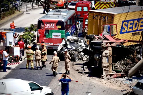 Acidente deixa rastro de destruição no local