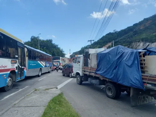 Trânsito está bem lento em decorrência do acidente na Alameda