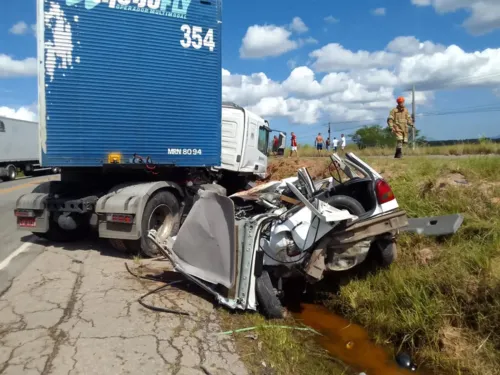 Motorista do caminhão contou à polícia que tentou desviar de uma carreta no sentido contrário da via