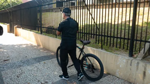 Jayme conta que usa a bicicleta porque diz que não tem mais dinheiro