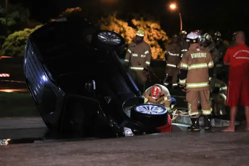 Carro caiu no espelho d'água em frente ao Palácio do Planalto, em Brasília