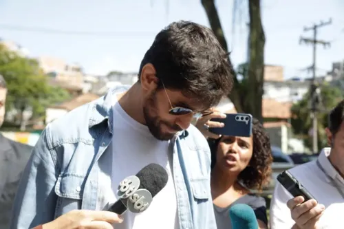 Cara de Sapato chegou a DEAM acompanhado de três advogados