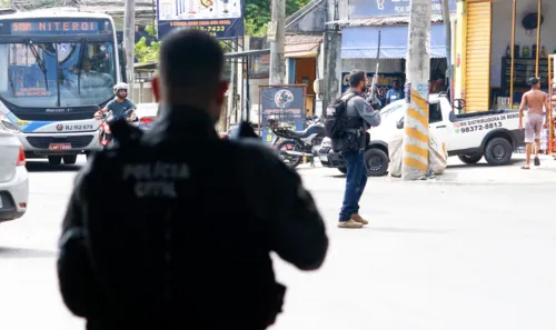 Policiais cercam acessos à comunidade