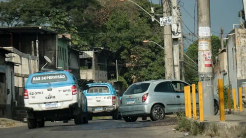 Policiais militares realizam patrulhamento na região