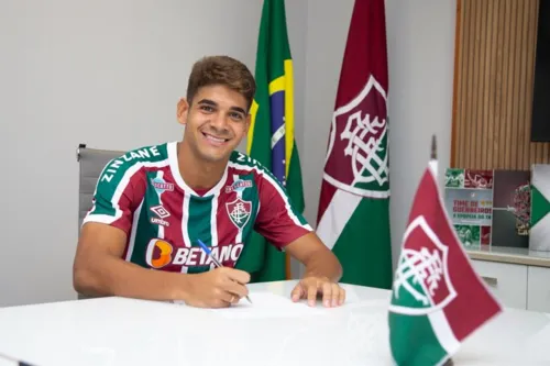 O jogador de 19 anos, que atua no sub-20 da equipe carioca, comemorou a renovação contratual