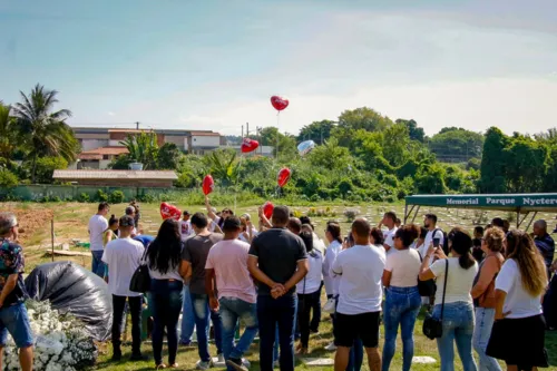 Familiares e amigos soltam corações vermelhos