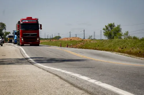 Caminhão trafega pela BR-493, que liga Magé a Manilha