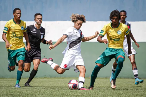 Ramon realizou um desvio providencial e balançou as redes, confirmando a goleada do Vasco por 7 a 1