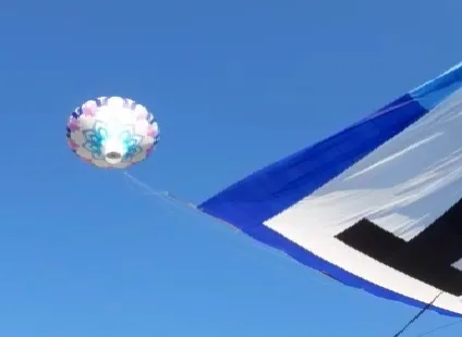 A bandeira do balão ficou sobre a fiação elétrica