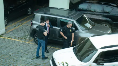 Agentes dentro do condomínio