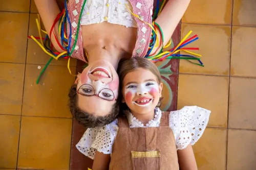 Maria e Ana Gomide, mãe e filha, encenam o espetáculo 'Plantão de Utilidade Lúdica'