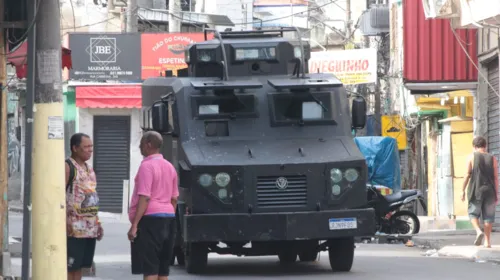 Blindado avança em rua da comunidade