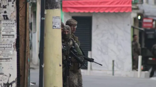 Policiais se movimentam na comunidade