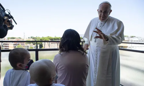 O papa está internado em hospital em Roma